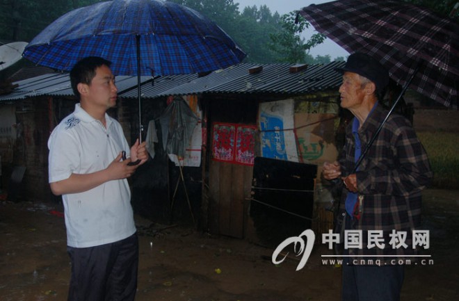 北关镇干部冒雨排查灾情