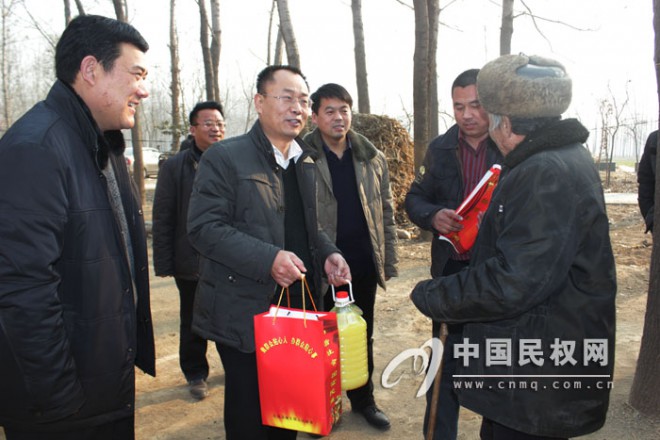 县委常委、政法委书记周明河看望慰问联系户