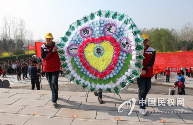 我县深入开展清明节祭扫活动