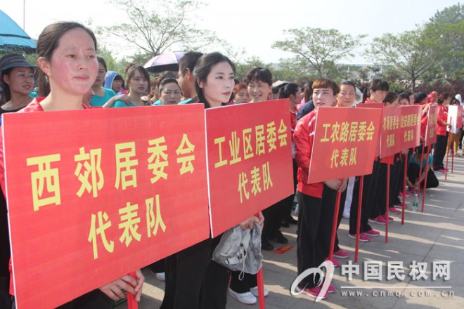 我县城关镇街道办举办乡村健身操节目汇演