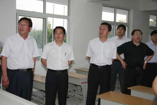 市委书记王保存亲临我县对中韩二十一世纪新村小学进行考察