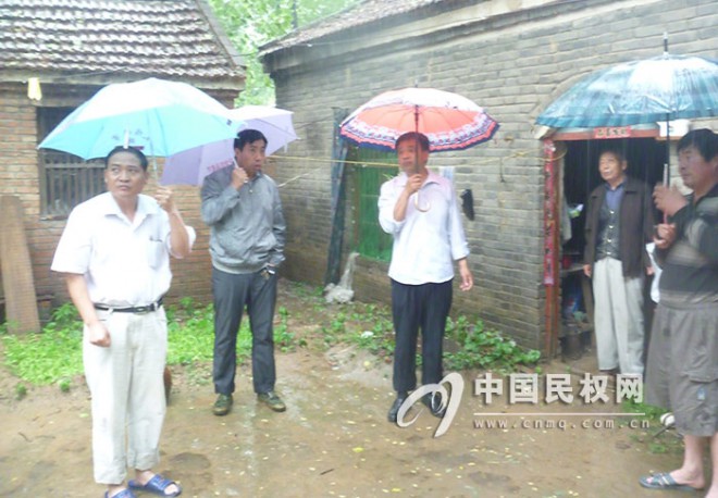 胡集回族乡领导班子冒雨排查灾区