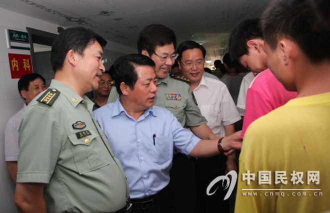 商丘军分区司令员宋学庆、政委宋铁平一行到我县察看征兵体检工作