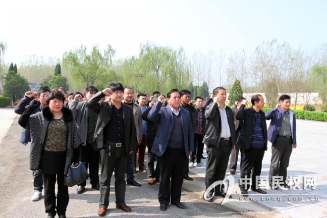 县民政局党员干部到烈士陵园开展祭扫活动