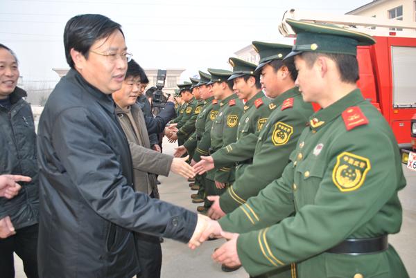 县工商联组织民营企业负责人慰问敬老院孤寡老人和消防官兵