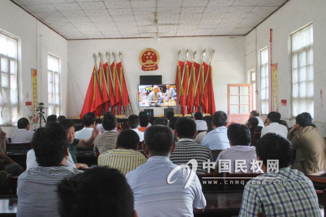 龙塘镇组织党员干部观看中国人民纪念抗日战争暨世界反法西斯战争胜利70周年阅兵盛典
