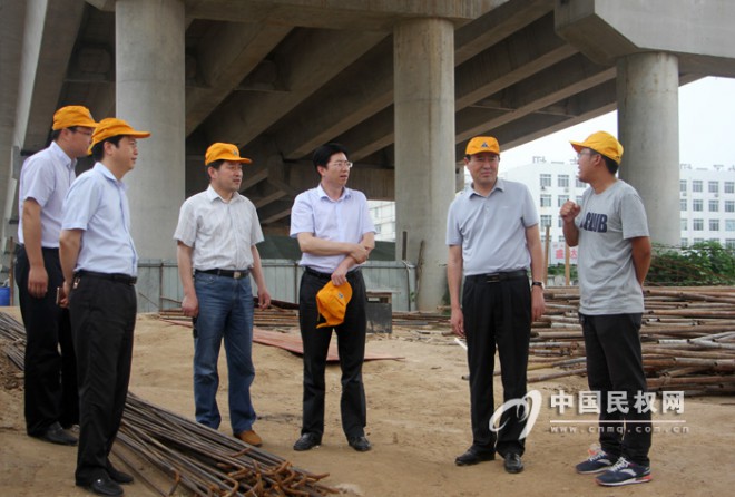 县领导李中军、赵通视察部分城建项目并慰问一线工作人员