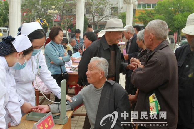 县红十字会开展纪念第67个世界红十字日暨第6个全国防灾减灾日宣传活动