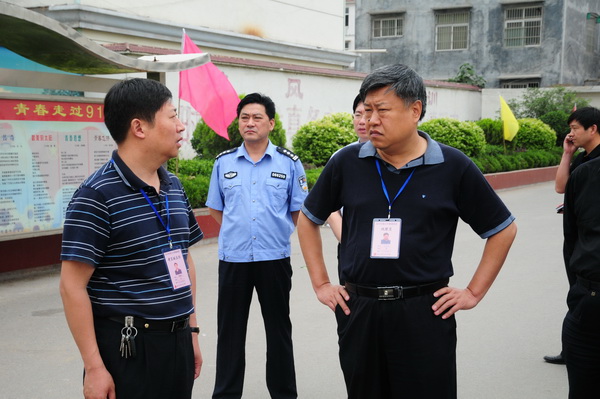 县委书记江文玉查看高考情况