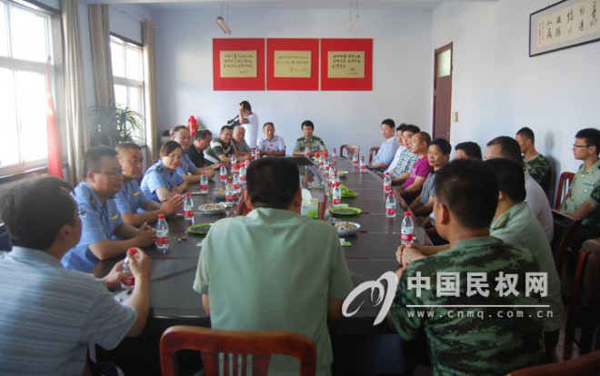 县工商局迎“八一” 看望慰问驻地官兵