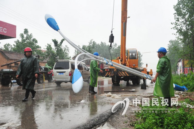 民权县供电局冒雨施工为乡村用户点亮回家路