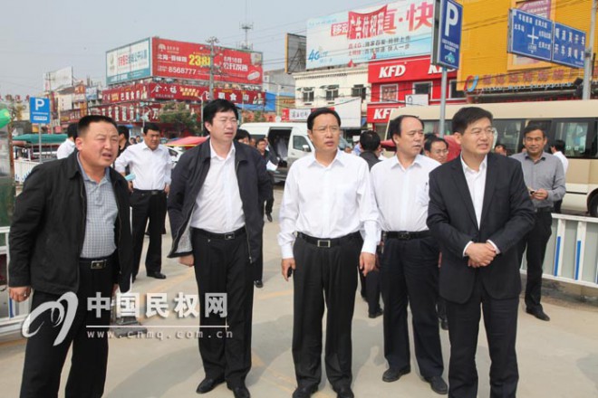 县四家领导观摩点评城区环境综合整治工作