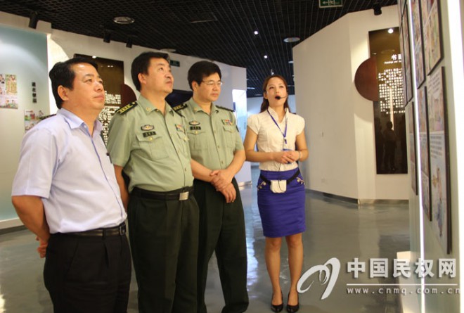 商丘军分区司令员宋学庆、政委宋铁平一行到我县察看征兵体检工作