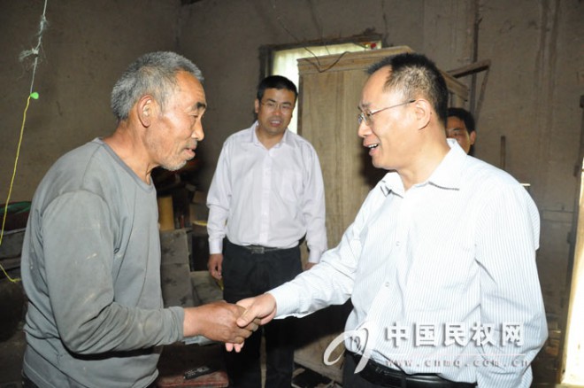 县委常委、政法委书记周明河到“进千村联万户”联系点走访困难群众