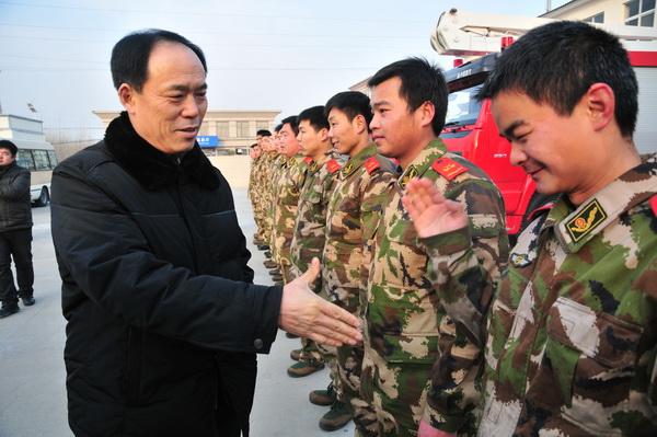 县四大家领导看望慰问驻民官兵