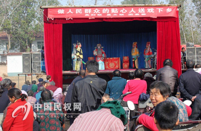 送戏下乡 情暖村民