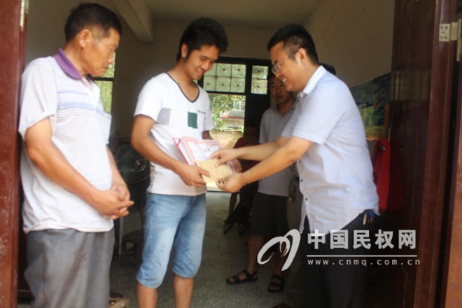 孙六镇慰问舍己救人“活雷锋”郝亚南