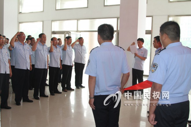 县法院开展重温入党誓词活动