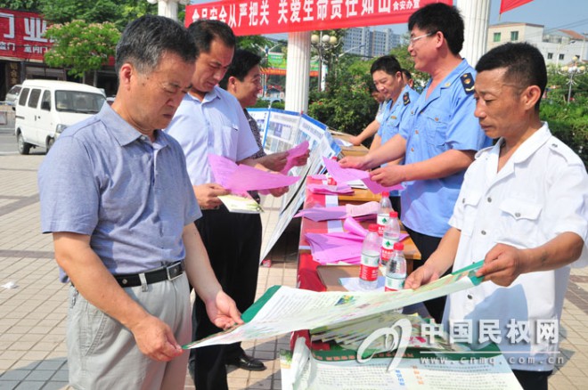 我县启动2013年食品安全宣传周活动