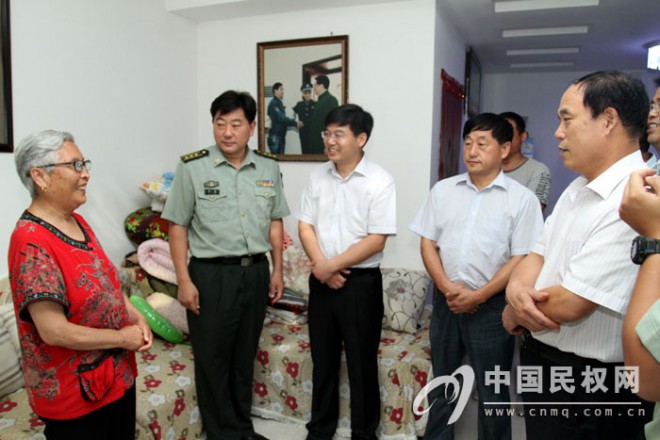 “八一”建军节前夕县领导走访慰问现役军人家属