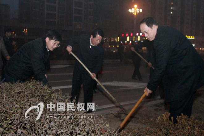 县领导走上街头打扫卫生 扮靓县城迎新春