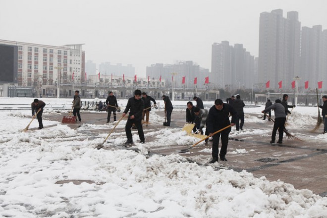 民权县住建局积极清扫积雪