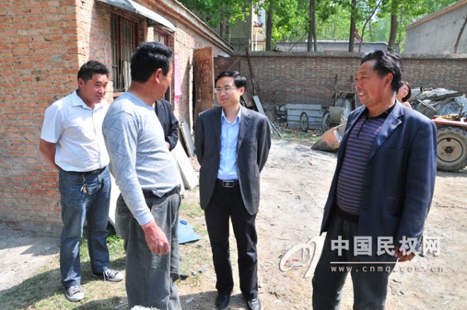 县委常委、县委办公室主任辛永礼到“进千村联万户”联系点走访慰问困难群众