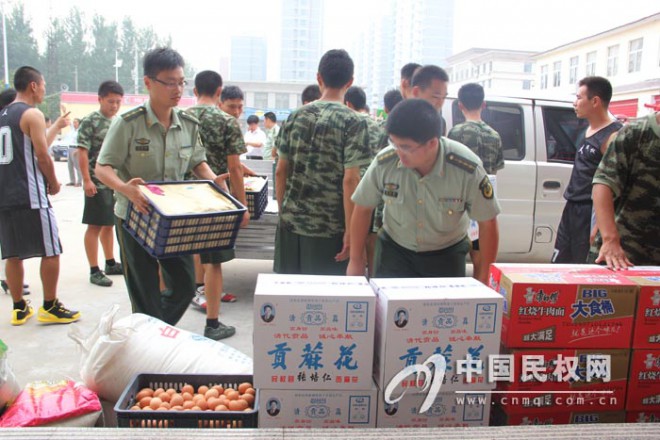 八一”前夕 县工商联组织会员企业代表慰问驻地官兵