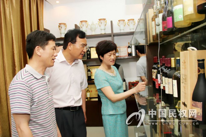 商丘师院博士团到我县九鼎葡萄酒有限公司参观考察