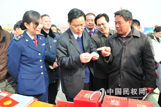 传递法律正能量——我县开展维权打假活动