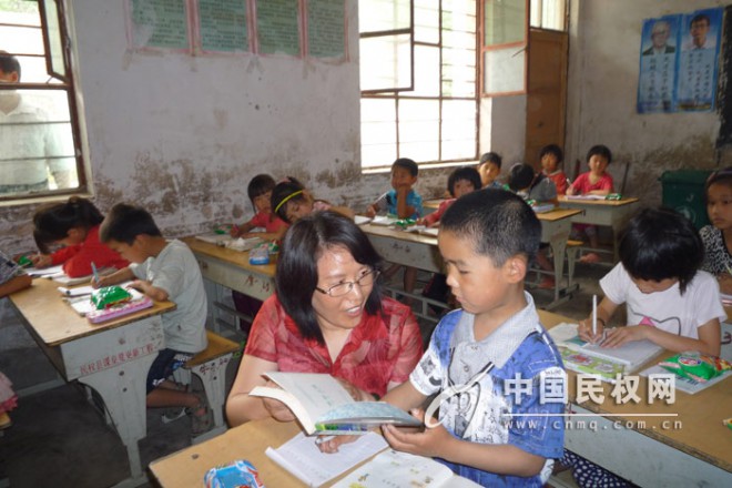 县妇联深入联系村小学慰问留守儿童