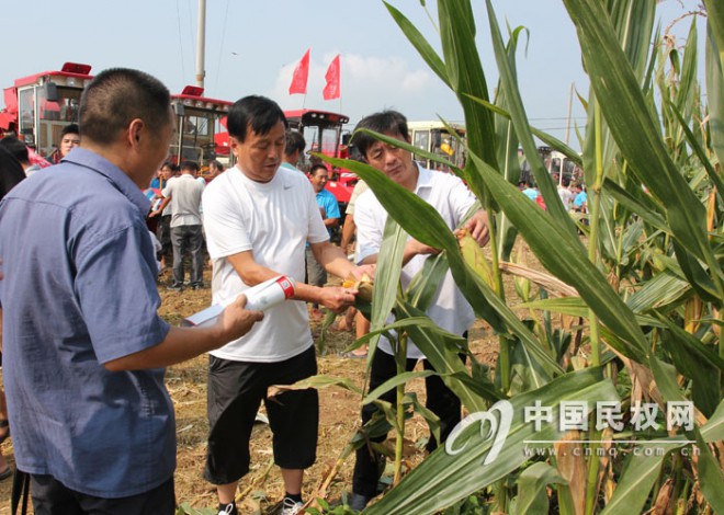 商丘市三秋农机作业现场会在我县召开