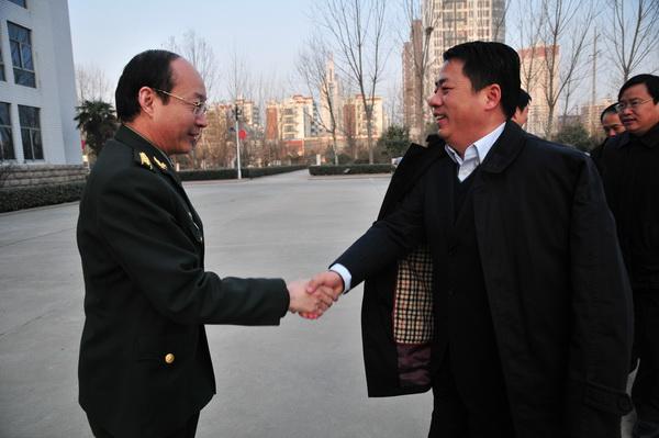 县领导慰问商丘军分区官兵