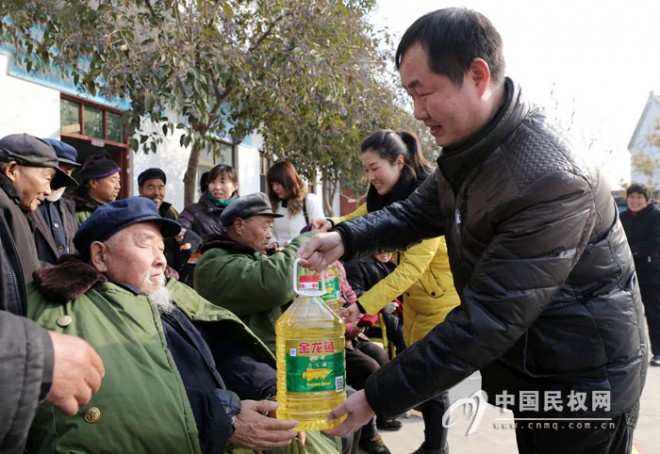 爱心人士献爱心 敬老院里送温情