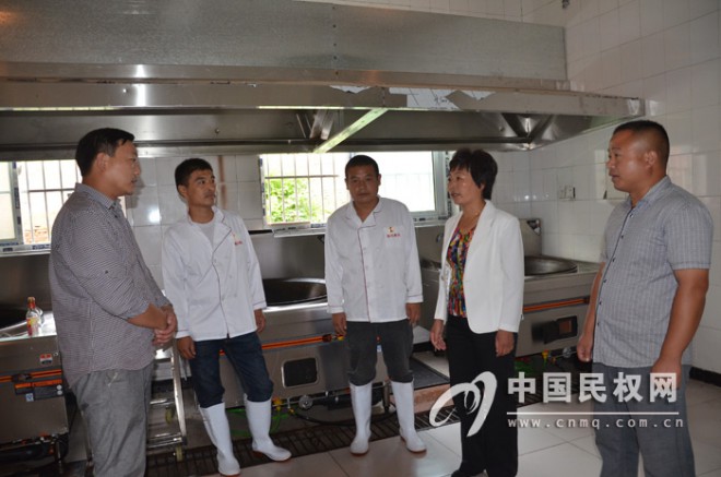 人和镇党政领导深入到全镇中小学校检查指导学生营养餐工作