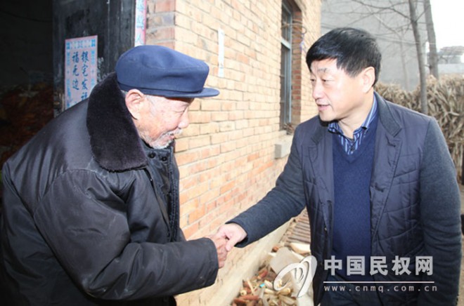 县人大常委会主任李友先到联系村走访看望结对帮扶户