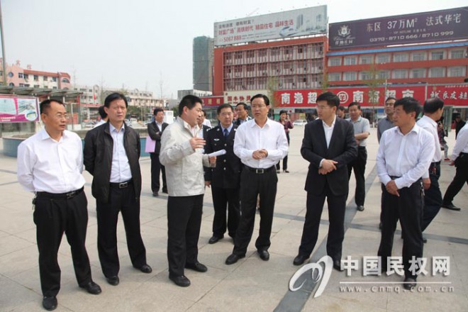 县四家领导观摩点评城区环境综合整治工作
