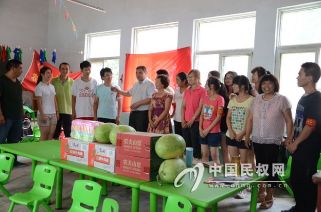 人和镇党政领导慰问河南农大暑假社会实践志愿者队员