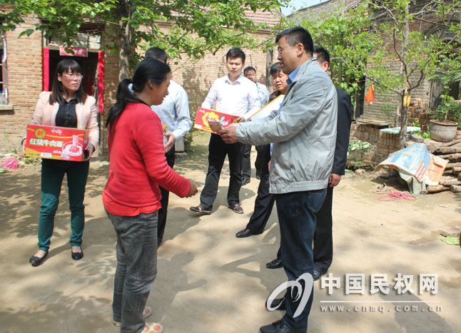 爱心捐款助病中少年
