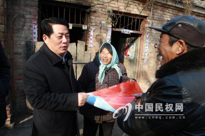 县委书记王仲田到联系点看望慰问困难群众