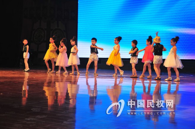 东区幼儿园举办庆六一文艺汇演