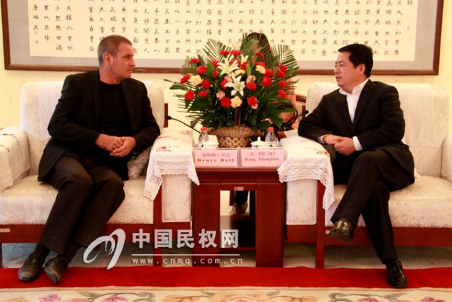 新西兰贸易中心总裁布鲁斯·贝尔一行莅临我县参观考察