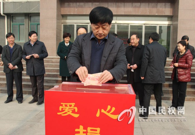 县四大家领导率先进行“送温暖、献爱心”捐助活动