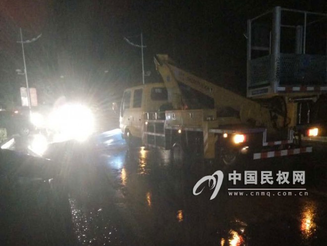 住建局冒雨清除路障&nbsp;保群众出行畅通无阻