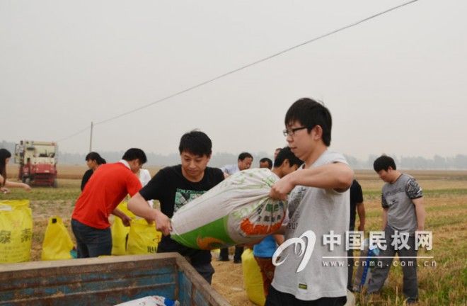 人和镇大学生村干部组成帮扶队战三夏