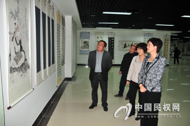 县委常委、宣传部长周燕查看“一节一会”书画展布展情况