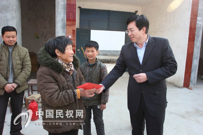 县委常委、组织部部长李中军走访看望联系户