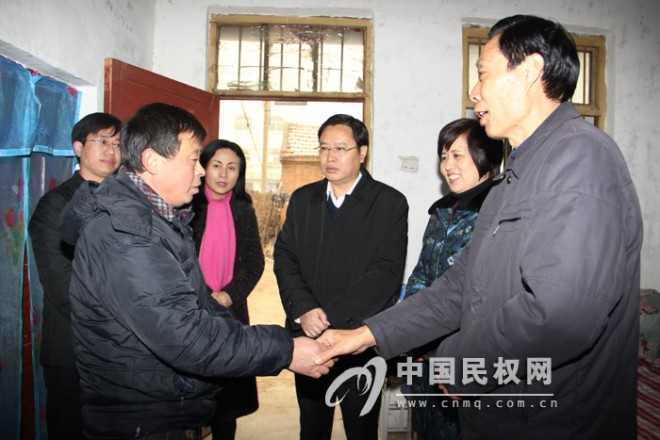 市领导莅民慰问现役军人家属及贫困家庭