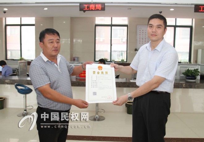 民权县颁发首张“三证合一、一照一码”营业执照