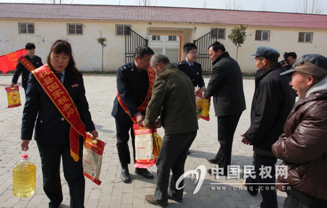 县国税局到双塔乡敬老院开展“学雷锋”活动